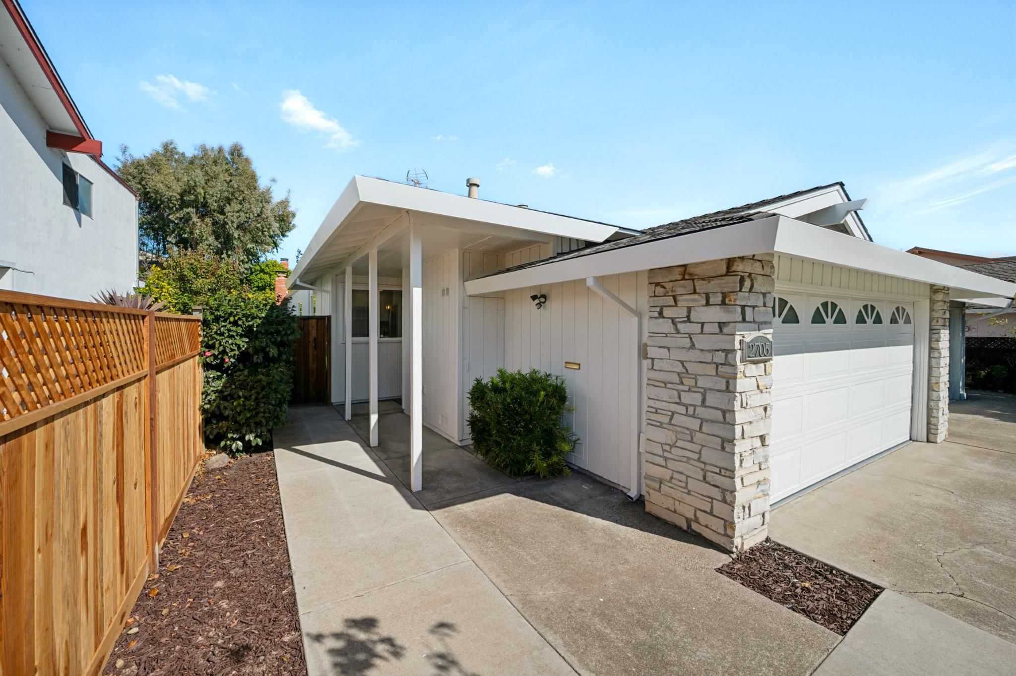 2705 Bayview Dr